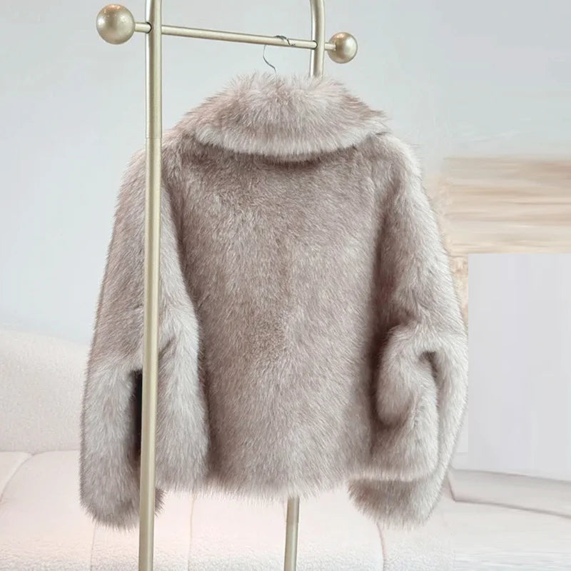 Vue de dos d'une veste en fausse fourrure élégante
