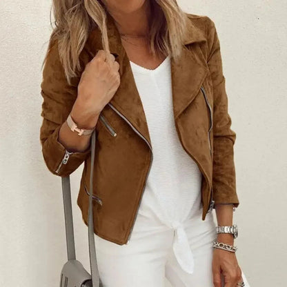 Détail de la fermeture éclair asymétrique sur veste en suède synthétique