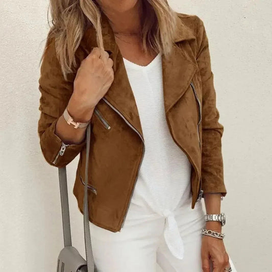 Détail de la fermeture éclair asymétrique sur veste en suède synthétique