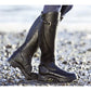 Bottes imperméables hautes avec sangle à boucle sur sol mouillé