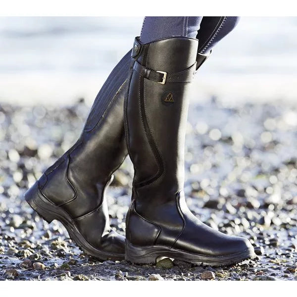 Bottes imperméables hautes avec sangle à boucle sur sol mouillé