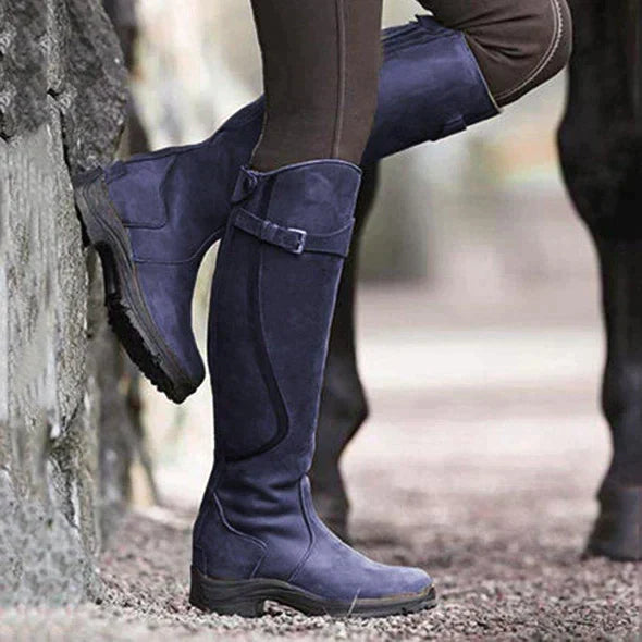 Gros plan sur la sangle réglable des bottes imperméables
