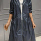 Manteau imperméable porté, montrant sa longueur et son style