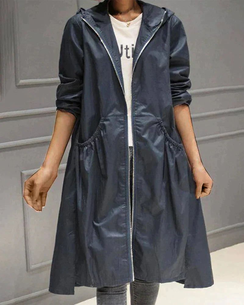 Manteau imperméable porté, montrant sa longueur et son style