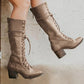 Détail des lacets sur bottes montantes élégantes