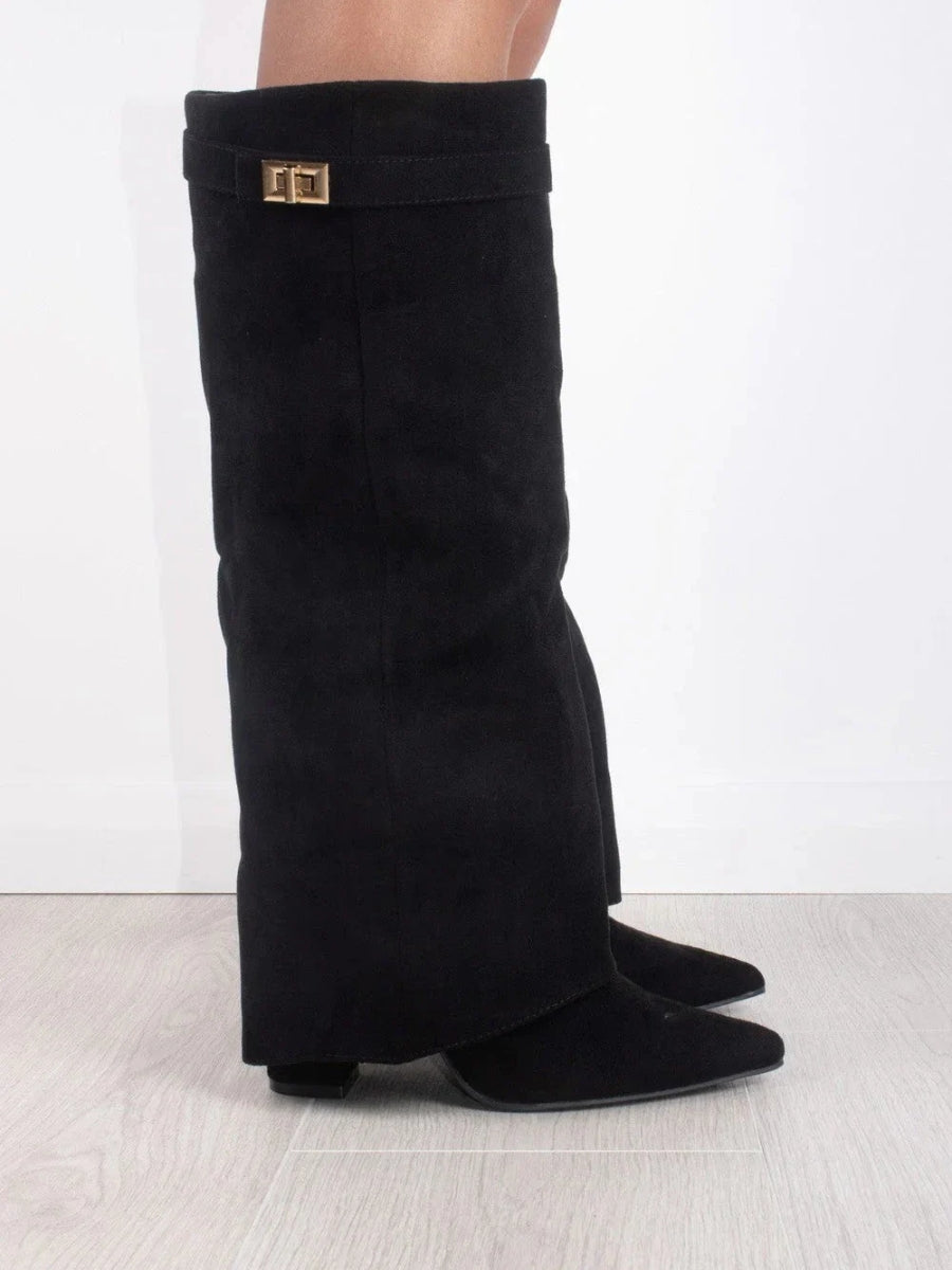 Vue latérale des bottes à bout pointu élégantes
