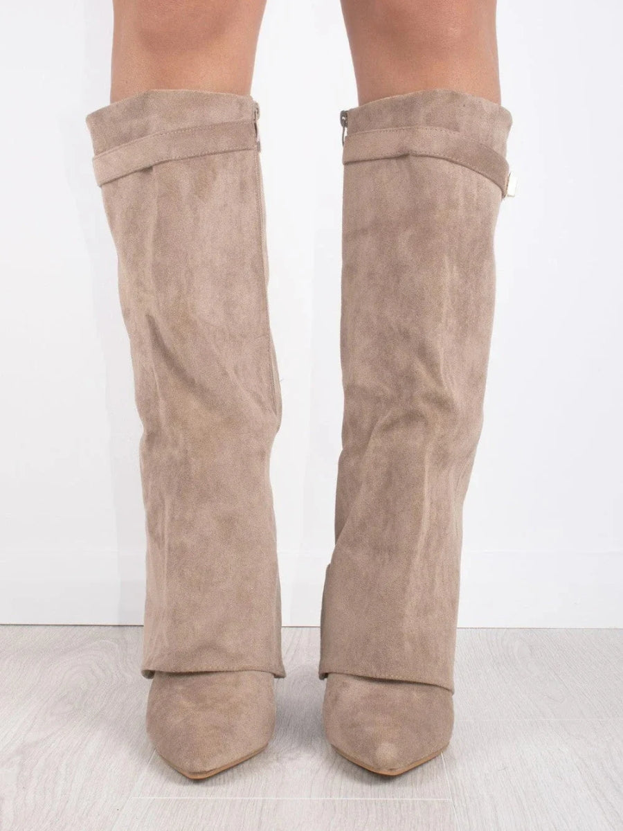 Bottes associées à un jean pour un look décontracté