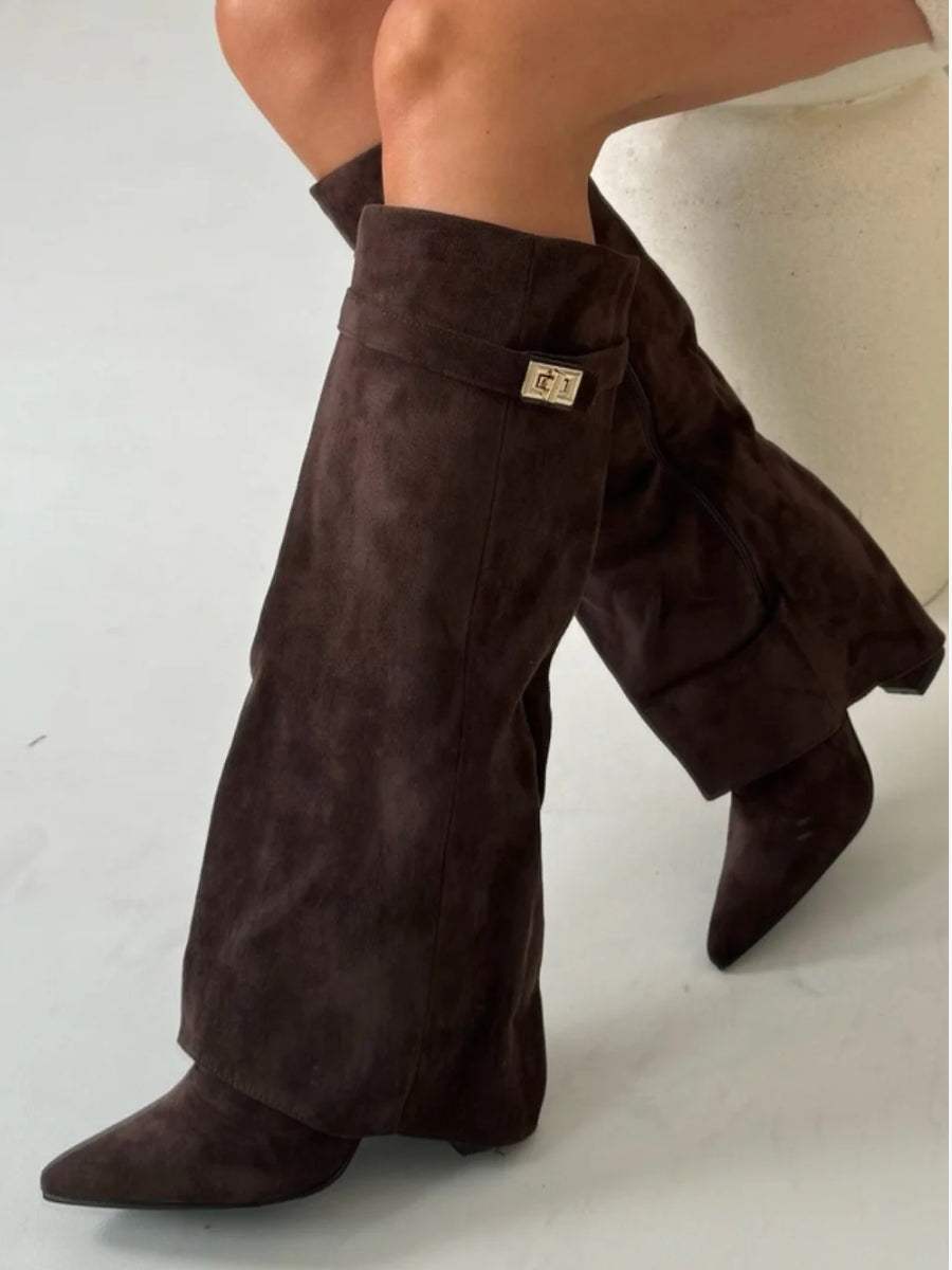 Bottes portées avec une robe pour une occasion habillée