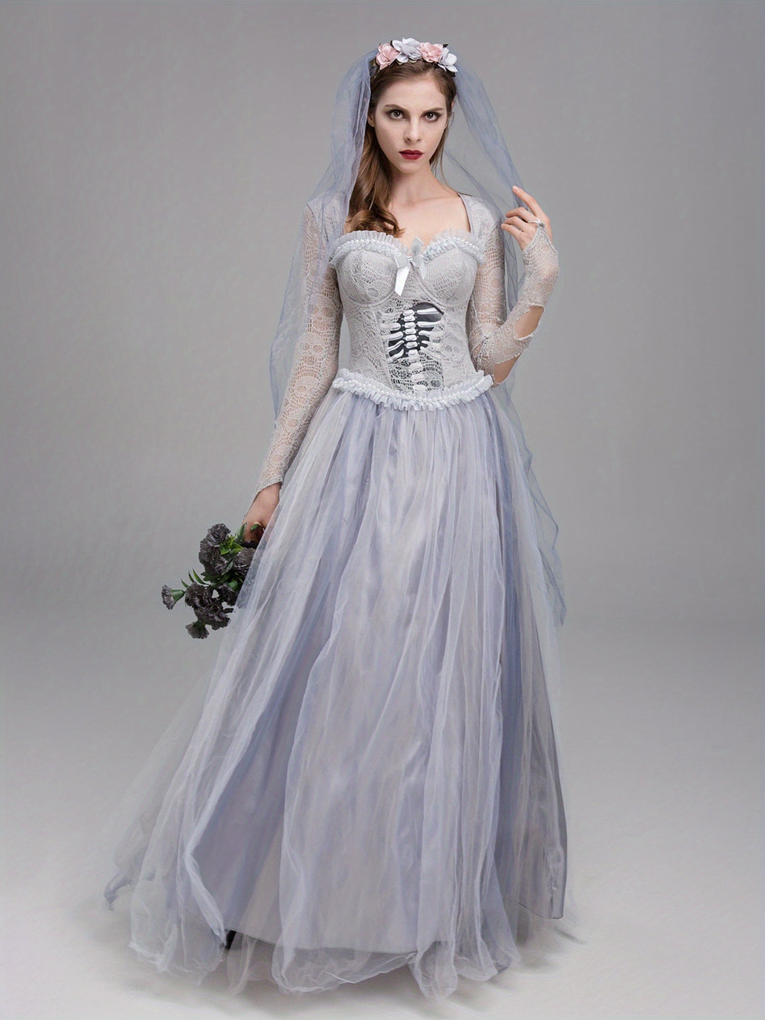 Détail des manches en dentelle et tulle de la robe