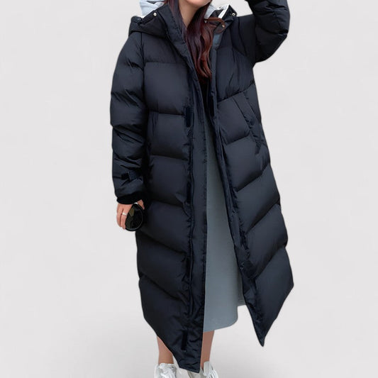 Femme portant la parka noire sous la pluie