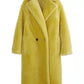 Vue de profil du manteau teddy oversized pour femme