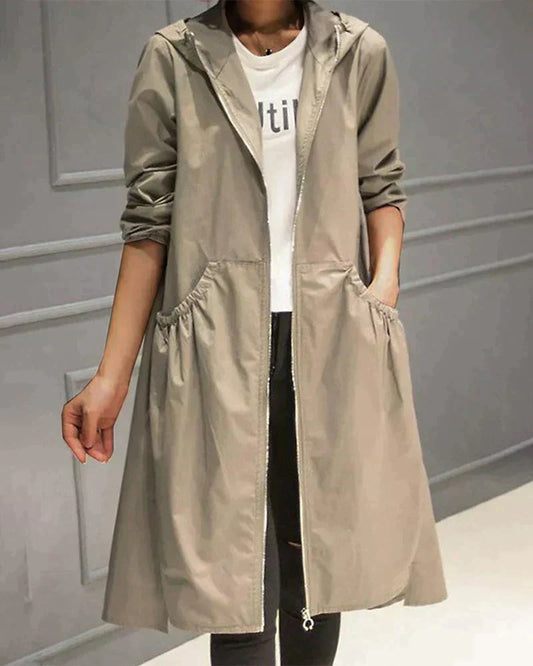 Vue complète du manteau de pluie long, femme debout