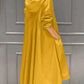Manteau long imperméable porté par une femme, vue latérale