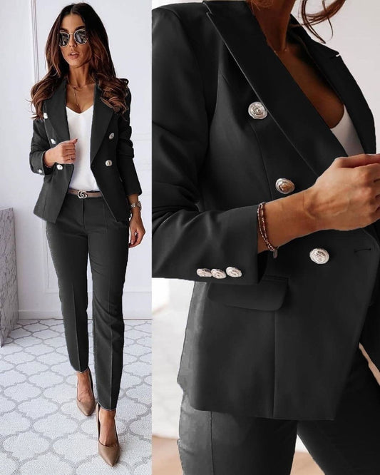 Vue d'ensemble d'un costume croisé chic et moderne
