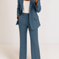 Ensemble tailleur femme avec blazer cintré et pantalon droit