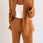 Blazer cintré porté, accent sur les détails de couture