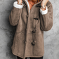 Détail des boutons classiques sur le manteau d'hiver pour femmes