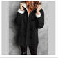 Vue arrière du manteau d'hiver avec capuche pour femmes