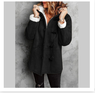 Vue arrière du manteau d'hiver avec capuche pour femmes