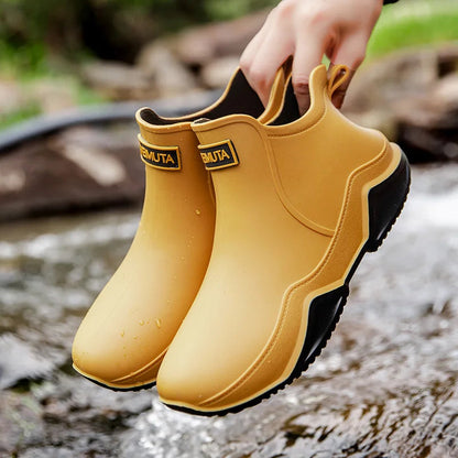 Vue de dessus des bottes imperméables montrant l'ouverture large