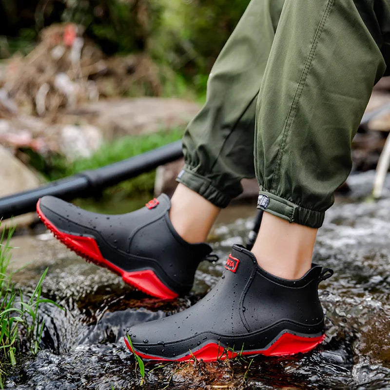 Vue latérale de bottes imperméables pour femmes avec languette pratique