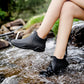 Bottes imperméables montrées sous un angle de trois quarts