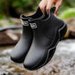 Bottes de cheville imperméables posées sur une surface mouillée