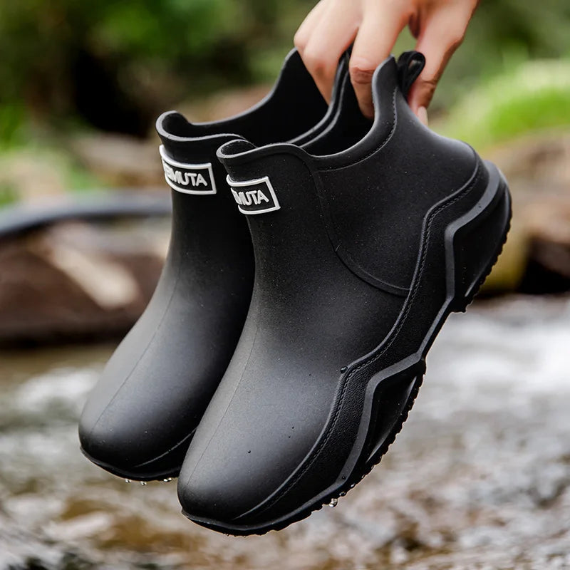 Bottes de cheville imperméables posées sur une surface mouillée