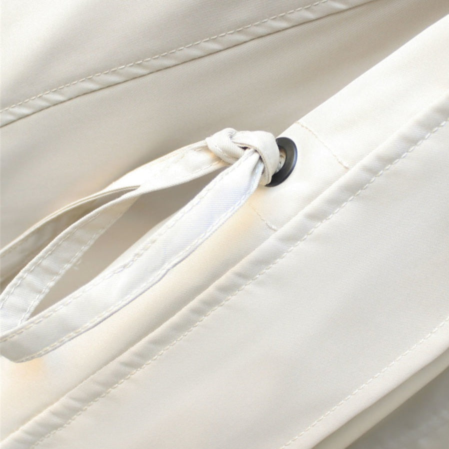 Vue latérale de la veste imperméable, manches ajustables