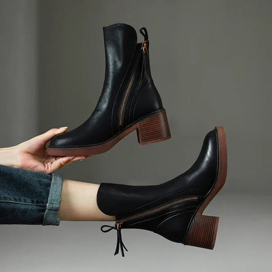 Bottines posées sur une surface, soulignant le design moderne