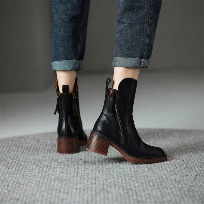 Vue de côté des bottines montrant le lien arrière stylé