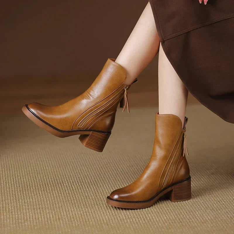 Vue arrière des bottines mettant en avant le lien décoratif