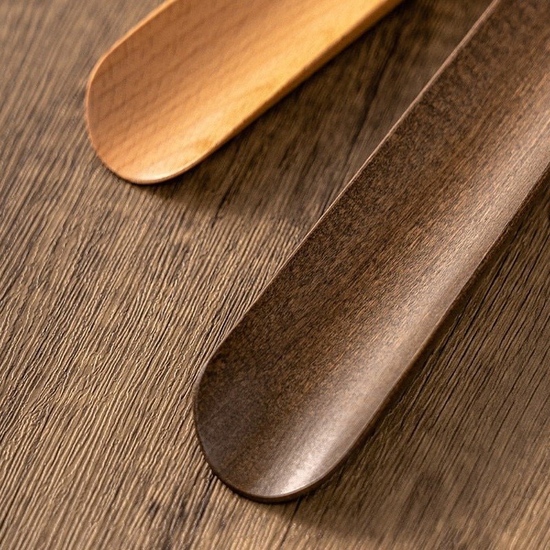 Chausse-pied en bois sur fond blanc, manche long
