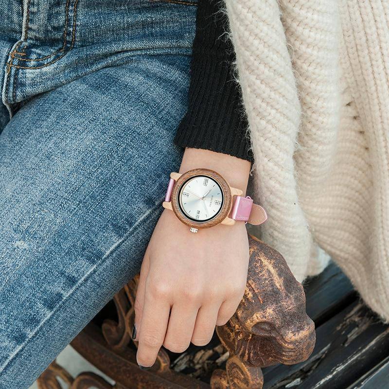 Vue rapprochée du cadran en bois avec date visible