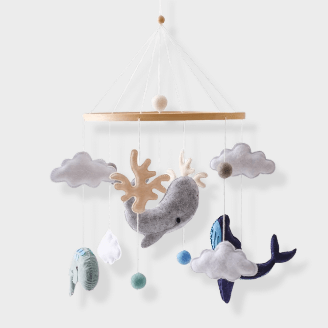 Vue d'ensemble du mobile installé au-dessus d'un lit