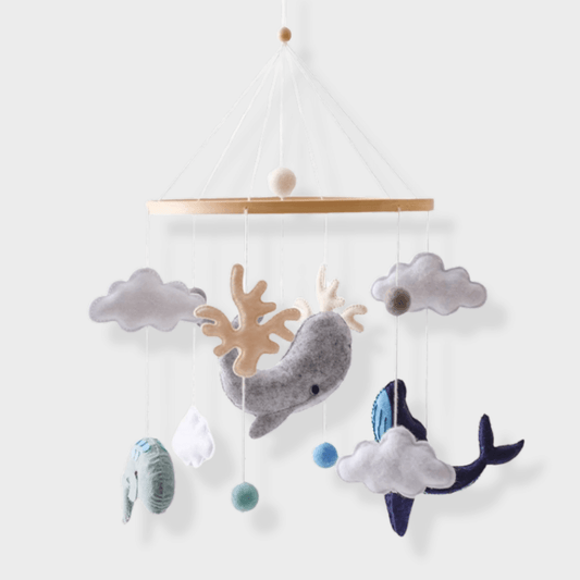 Vue d'ensemble du mobile installé au-dessus d'un lit
