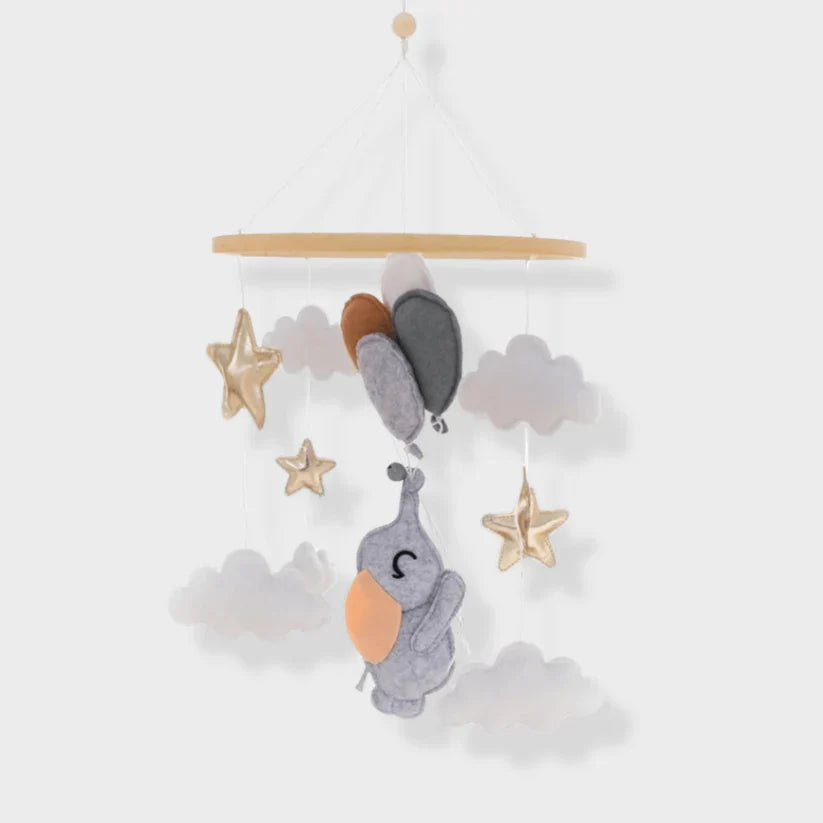 Mobile pour bébé avec couleurs neutres et apaisantes