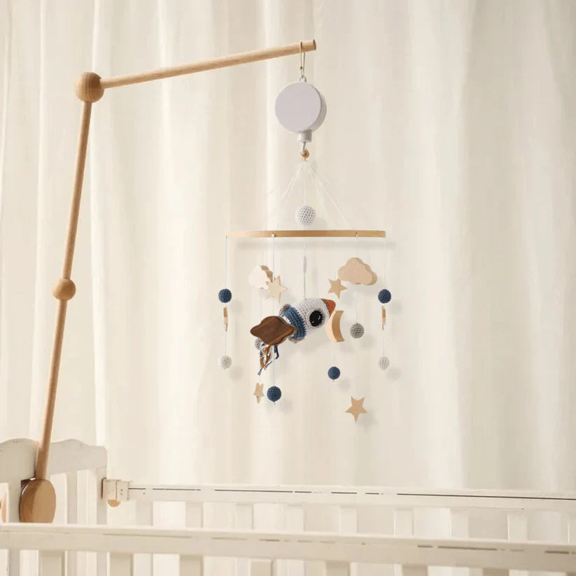 Mobile en bois avec gouttes et nuages suspendus