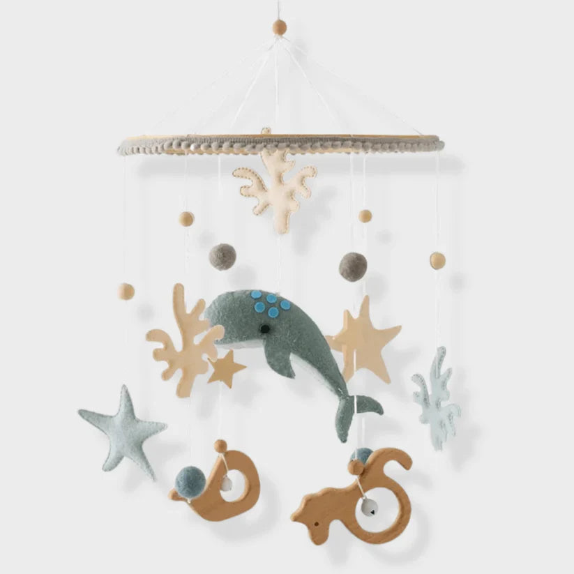 Mobile en bois avec figures équilibrées pour bébé