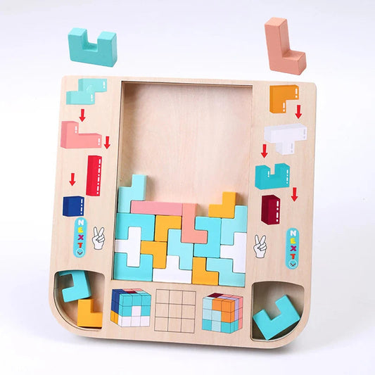Main d'un enfant manipulant des pièces de puzzle en bois