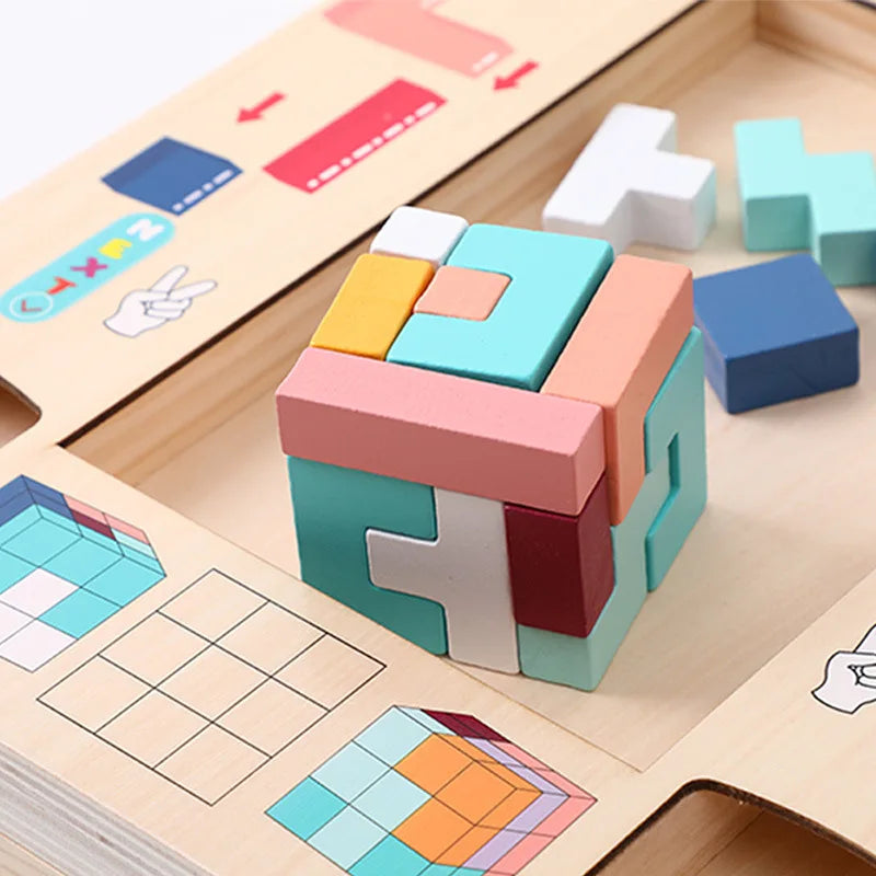 Pièces de puzzle en bois dispersées sur une table