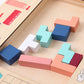 Enfant jouant avec un puzzle en bois coloré