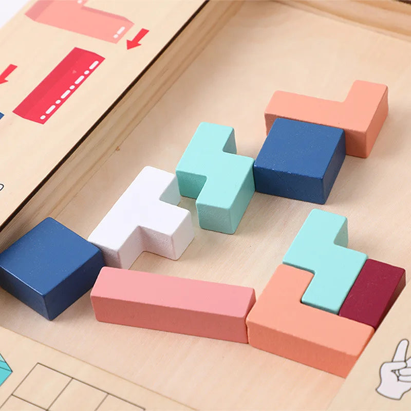 Enfant jouant avec un puzzle en bois coloré