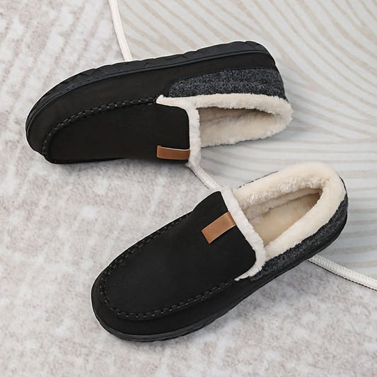Chaussons en laine montrés dans une chambre cosy