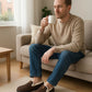 Chaussons en laine pour hommes sur fond blanc