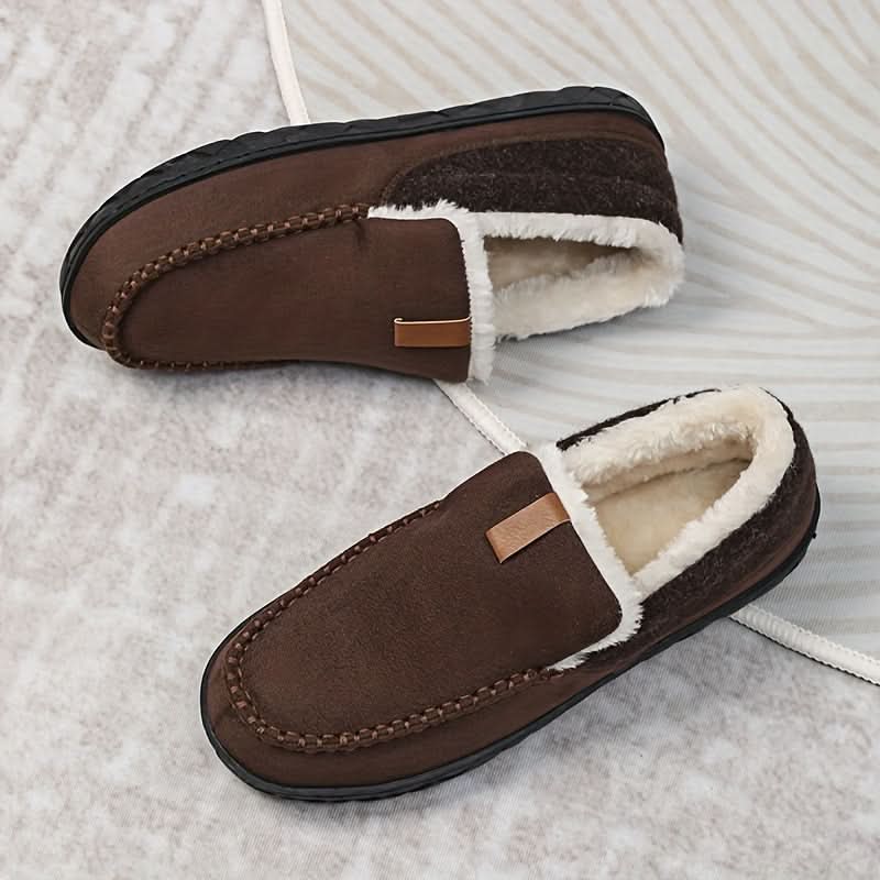 Chaussons en laine avec une tasse de thé à côté