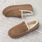 Chaussons en laine sur un tapis moelleux