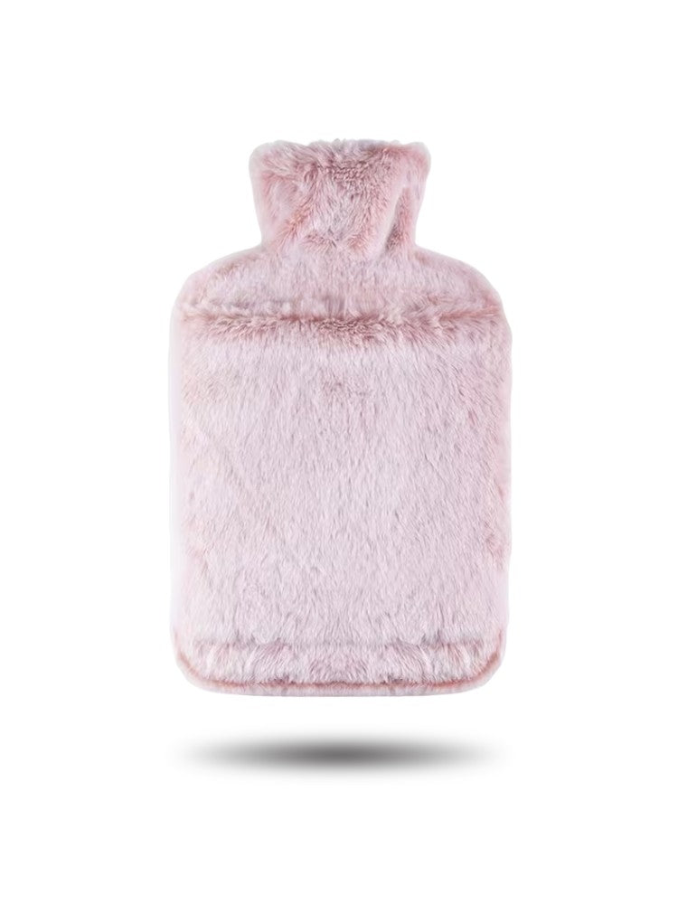 Bouteille d'eau chaude 2L avec housse rose sur un lit