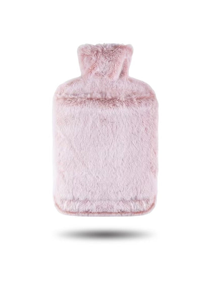 Bouteille d'eau chaude 2L avec housse rose sur un lit