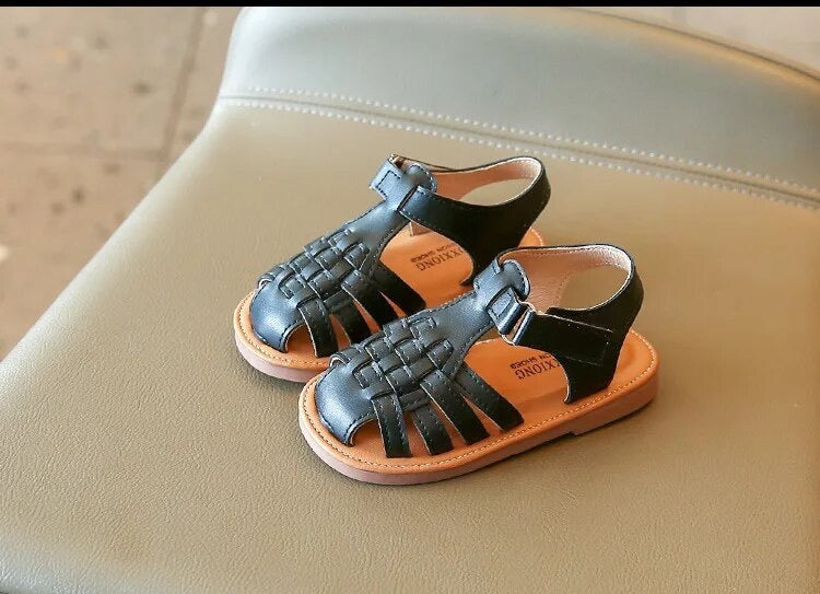 Sandales estivales enfant montrant le design respirant